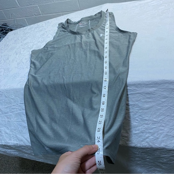 UnderArmour Heatgear Fitted Women’s Medium Grey Racerback Tank Lightweight Used - Picture 4 of 7